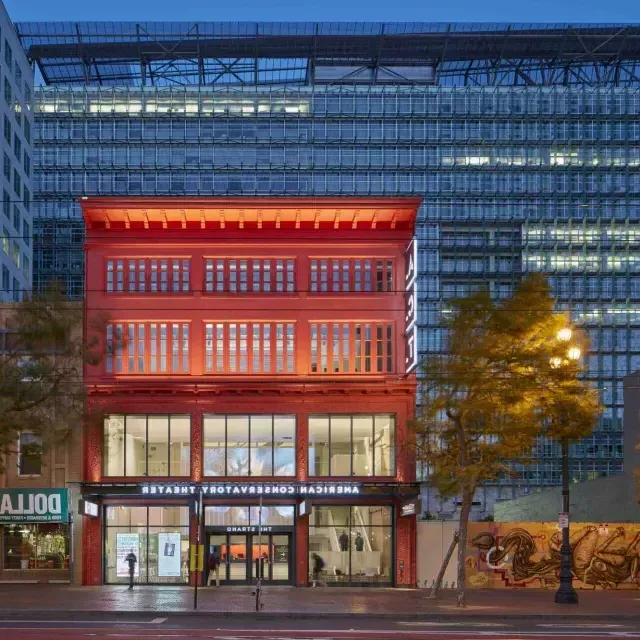 Extérieur de l'American Conservatory Theatre la nuit. San Francisco, Californie.